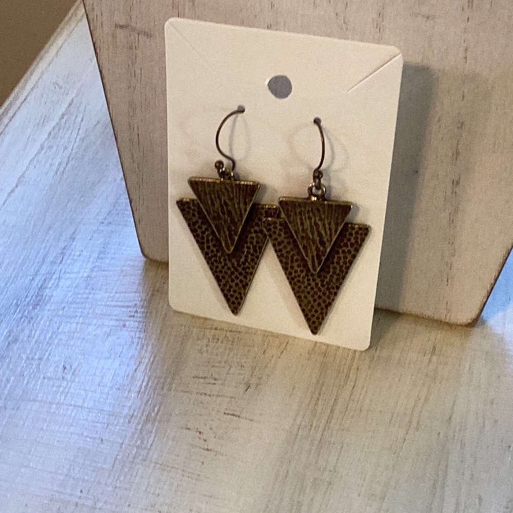 Textured Triangles - Picture 2 of 4